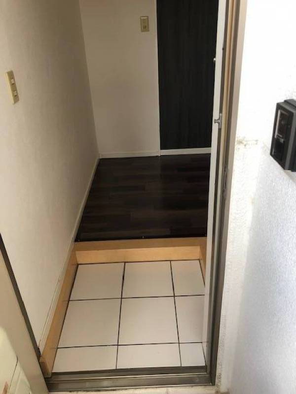 玄関はタイル貼りです