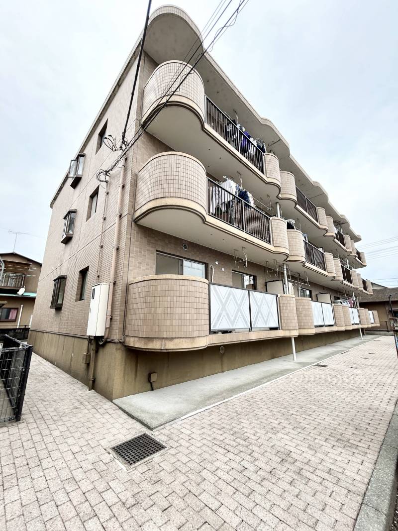 重厚感のある鉄筋コンクリート（RC造）マンションです♪