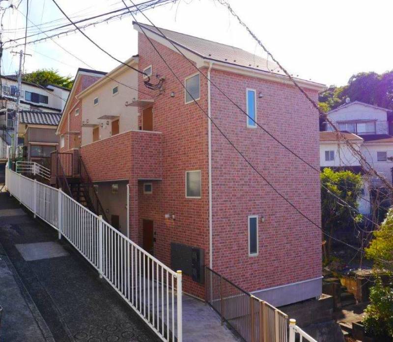 小路を一本入ると閑静な住宅地に瀟洒な外観が見えます。