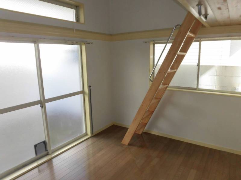 東と南から光が入る明るいお部屋です