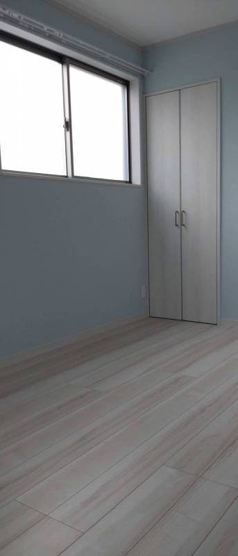 ２階洋室２　ライトブルーの壁紙で爽やかな気分になります