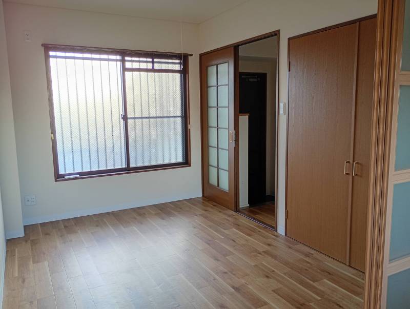 洋室５．５帖
床材及びクローゼット扉が新品です。