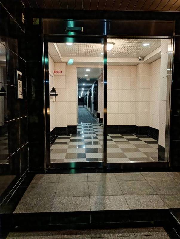 エントランスの自動扉はオートロック式、床材は御影石です。
