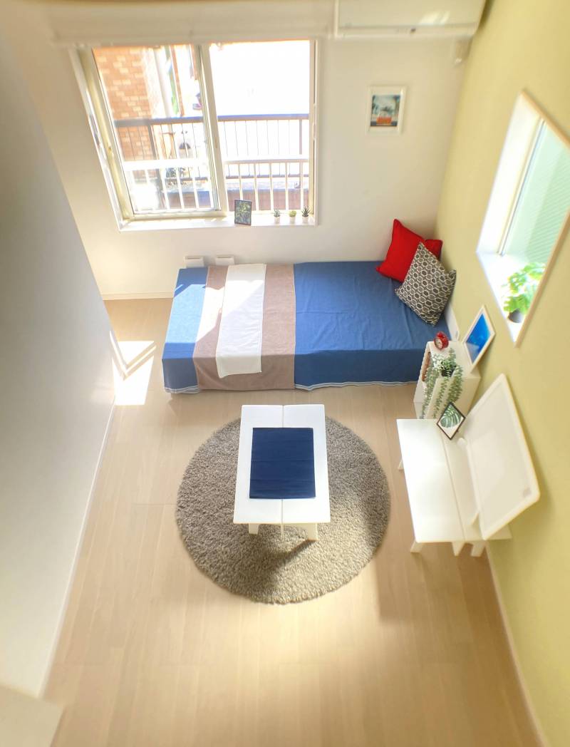 部屋の全景です。広々してテレワークやリモート講義もできすよ！