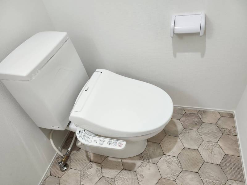 ウオシュレット付きトイレ。トイレと浴室は別です。