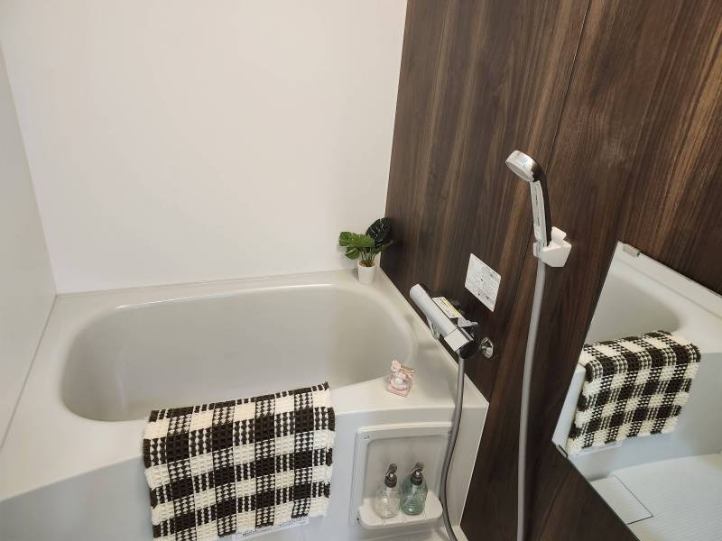 おしゃれで広い浴槽。
トイレと浴室は別です。