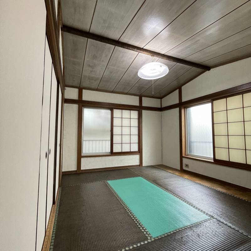 広々使える二階のモダンな和室