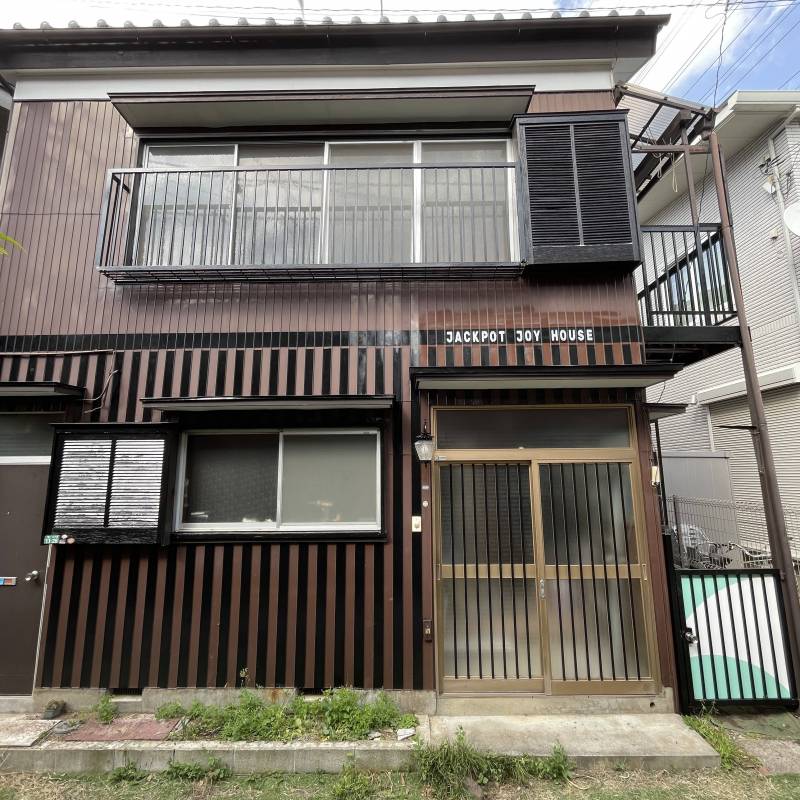 伝統の格子イメージのストライプとモダンデザインのベルトライン