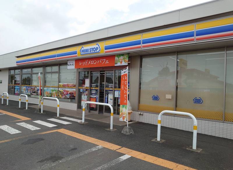 コンビニまで車で2分