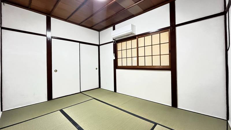 キッチン横のリビングは新しいエアコンがあって一年中快適♪