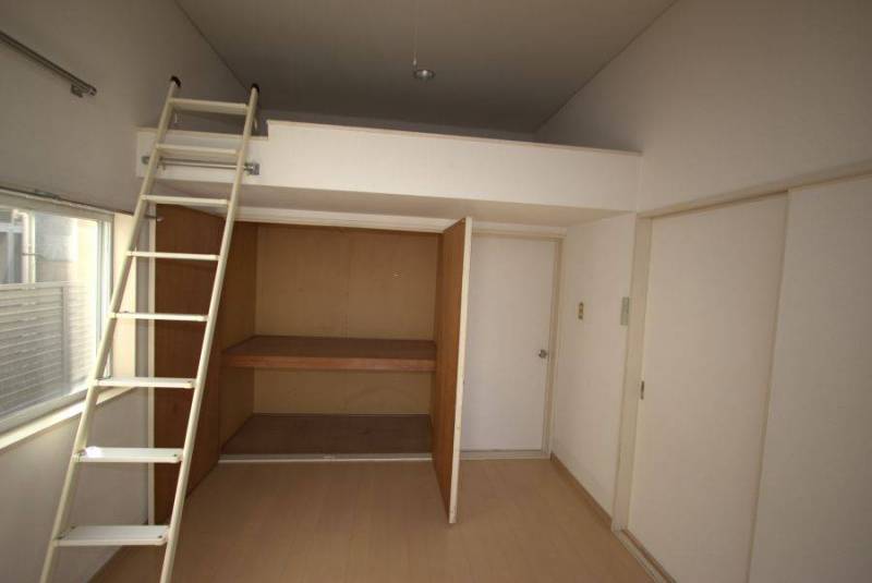 洋室　大きな収納庫　ロフト付き