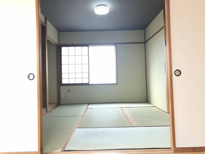 和室を隣の洋室から望む