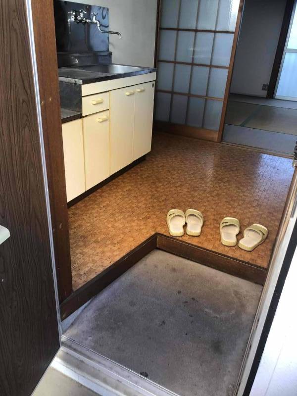 玄関、単身者用としては広めです。