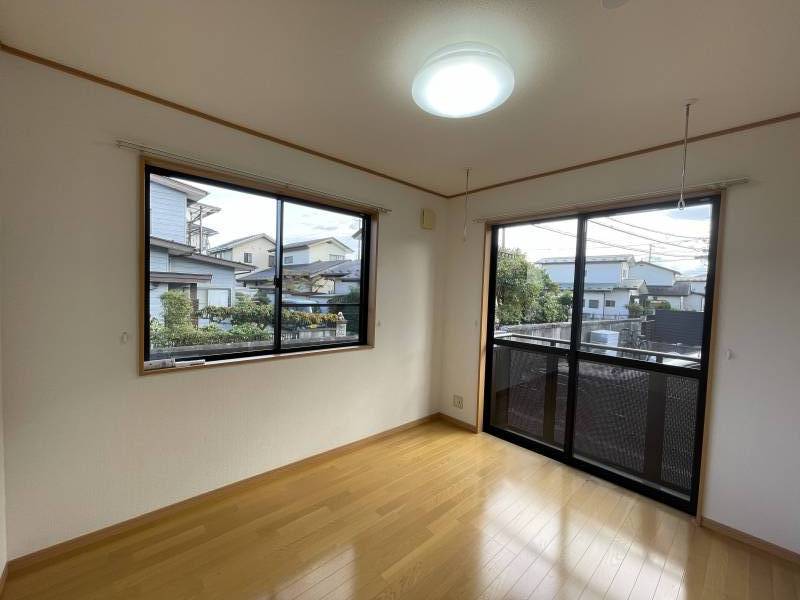 洋室5.2畳
2面採光、リモコン付きシーリングライト