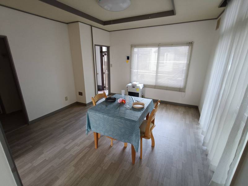 白を基調とした清潔感あふれるリビングダイニング