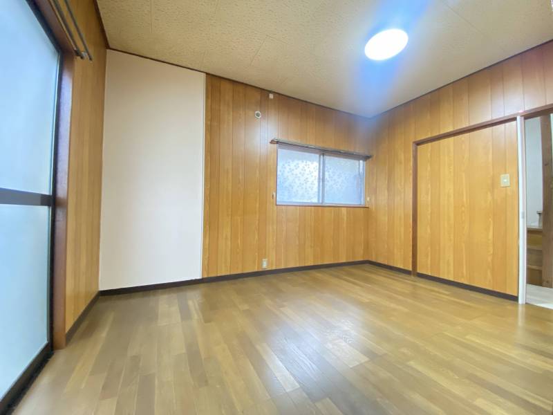 1階洋室　2面彩光クローゼット付き。壁面の一部は漆喰塗り