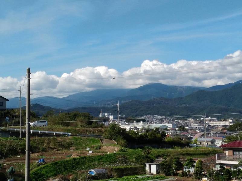 二階和室から丹沢望む、住宅地ですが自然が残ります