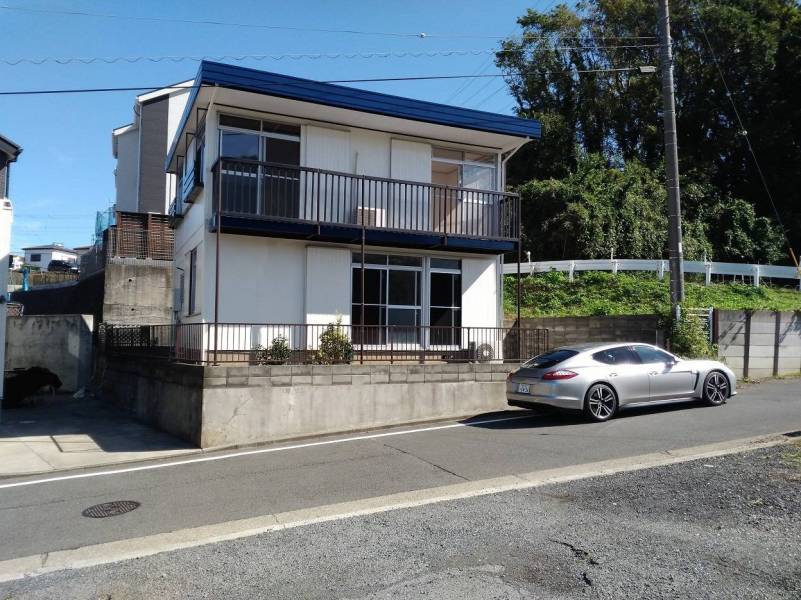 南側緑地は平塚市所有、前道路広く駐車入れ楽です