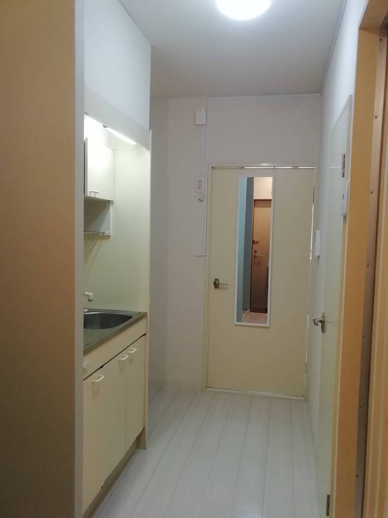 1Kなので居室とキッチンはドアで隔てられます※画像203