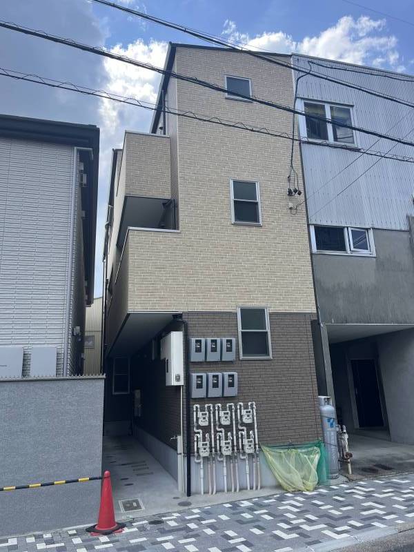 建物の前にも歩道があり安心です。