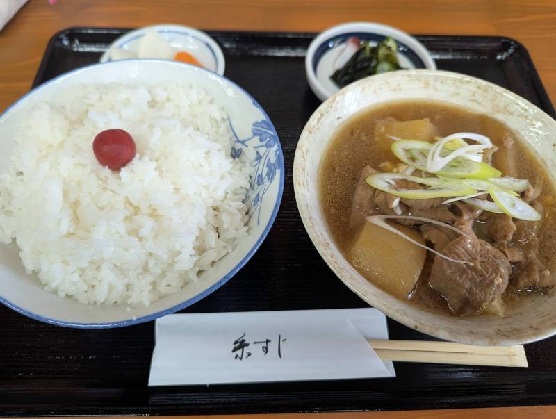 相模湖畔の「糸すじ」さんのモツ煮定食。柔らかくて美味しい