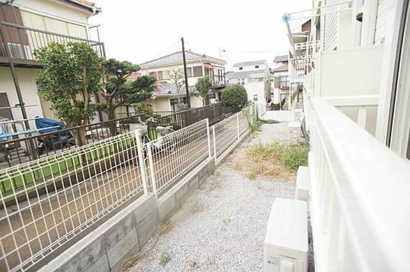 建物周辺は防犯砂利