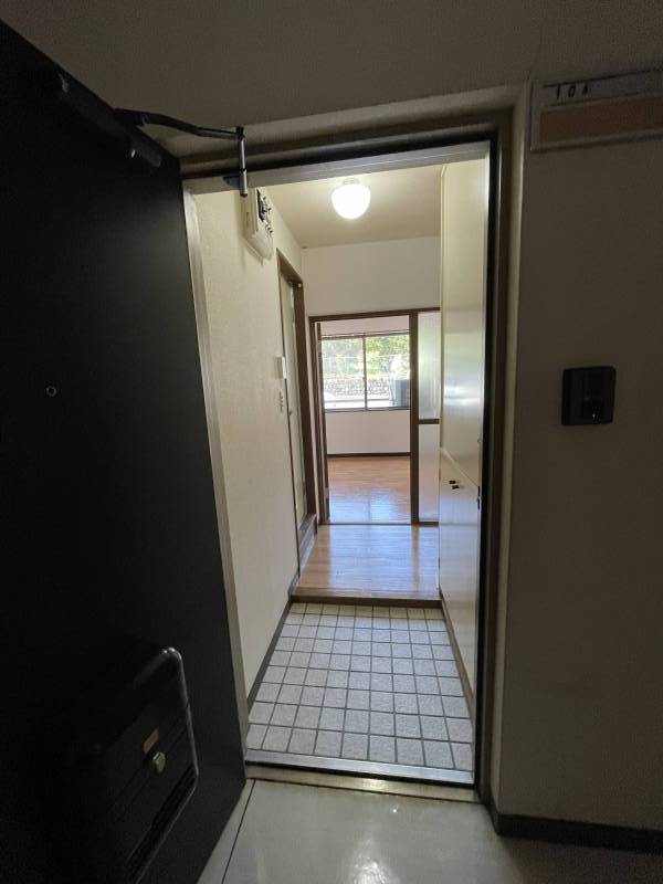 玄関から部屋の眺めです。モニター付きインターホンを新規設置