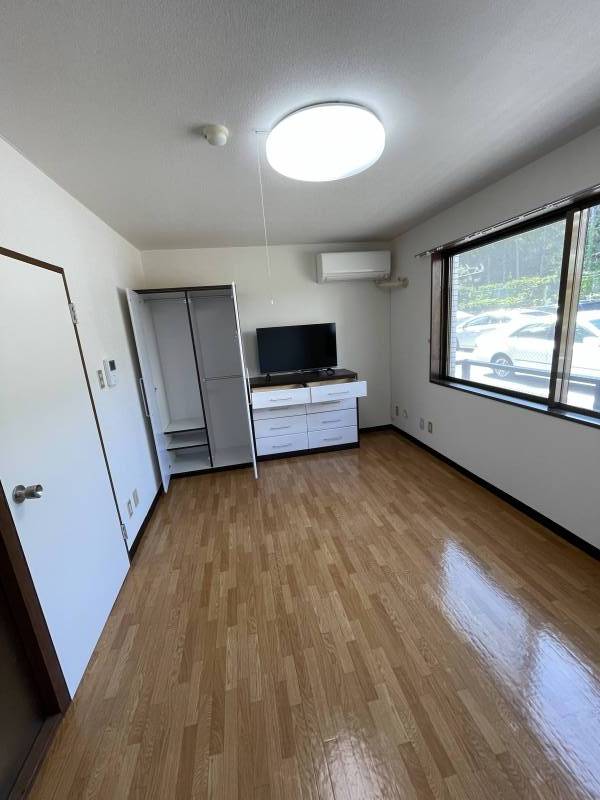 8畳の部屋で、窓も大きく広々と使えます