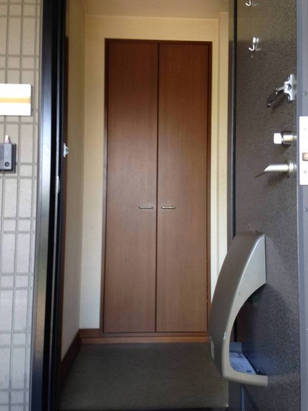 玄関ドア開けたら天井までの大型シューズボックス