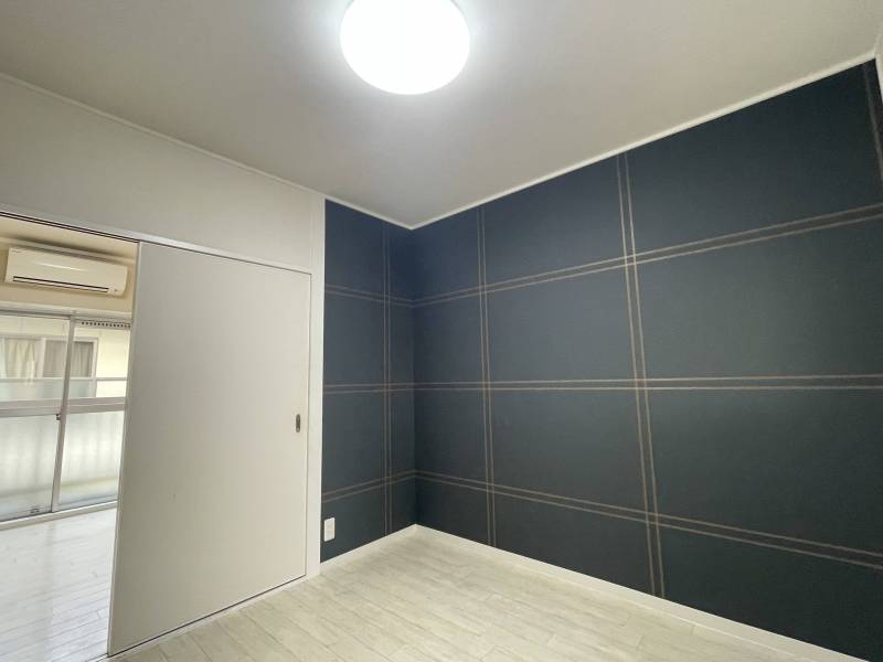 手前の部屋はアクセントクロスで仕上げてます♪