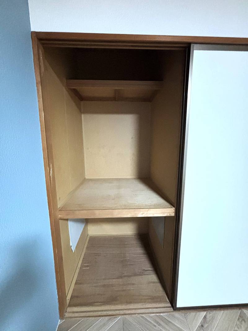 洋室内の押入れになります。