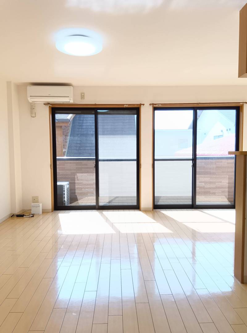 LDKは大型採光で明るく日当りいい♪嬉しい照明付※画像201