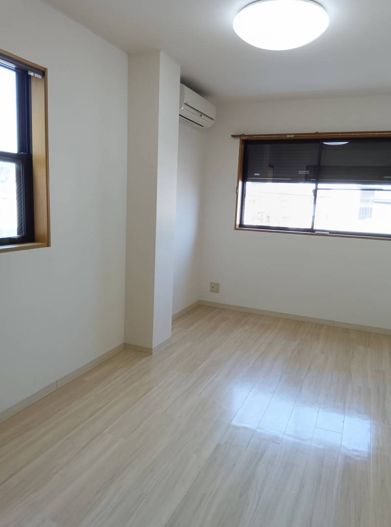 寝室窓はシャッター付きで閉めれますので落ち着けます。※201