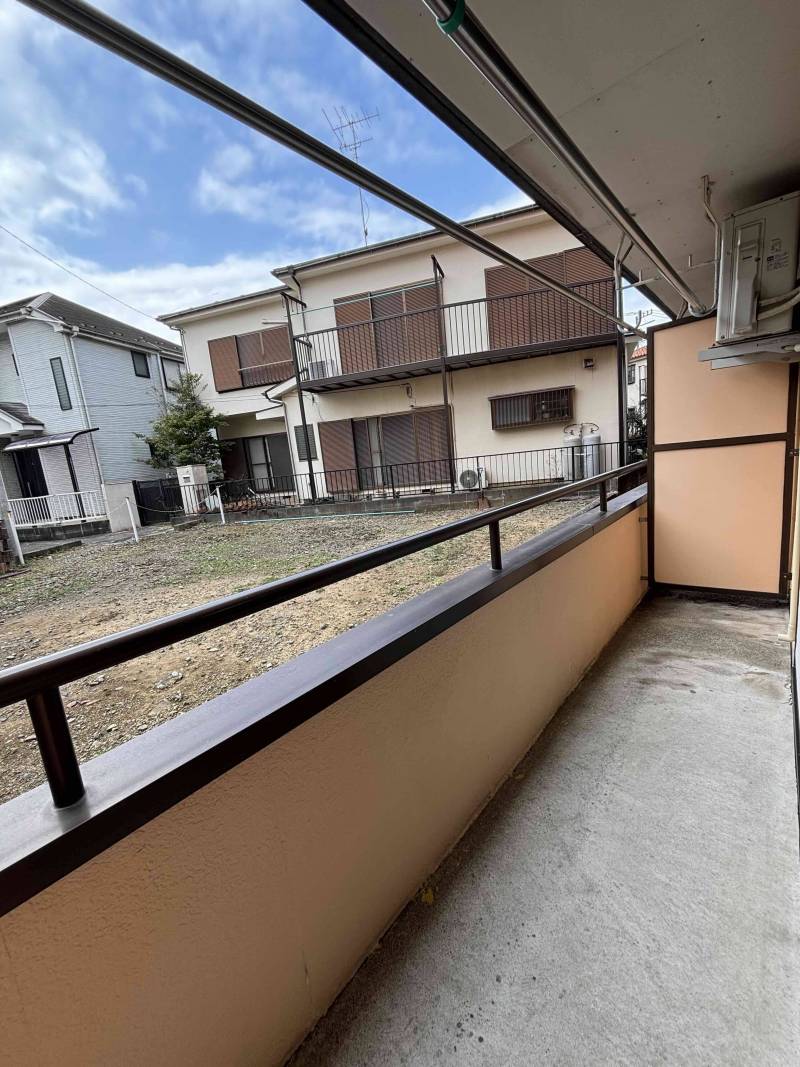 ベランダ前は人が立ち入れない広場になってます
