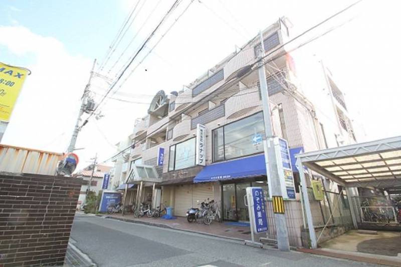 阪急神戸線武庫之荘駅の北側ロータリーを東に50mの距離です