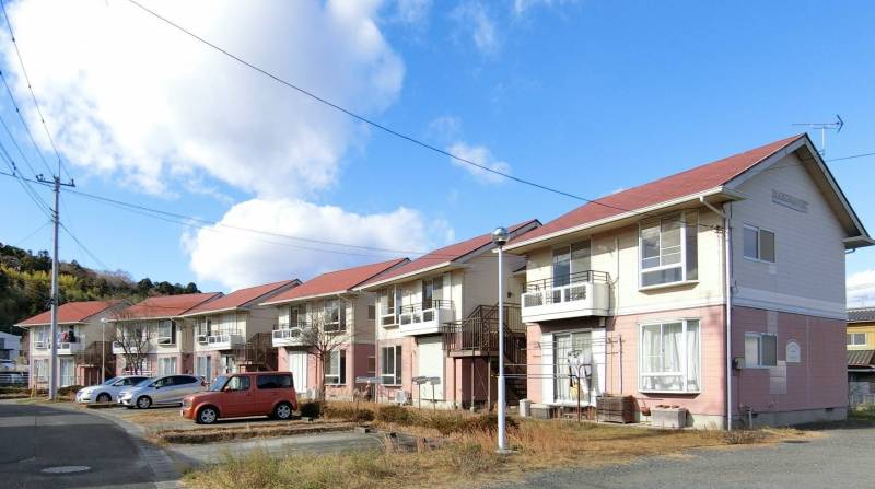 出窓が特徴的なレトロモダンな建物です♪