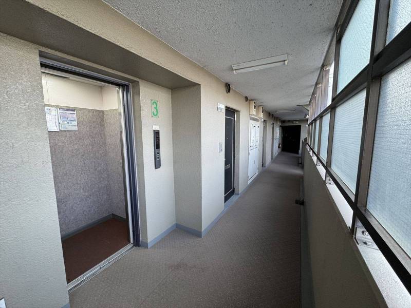 エレベーターと廊下