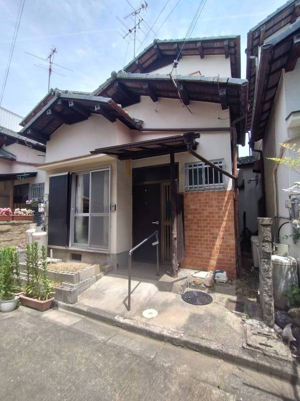 南側に玄関があり日当たり良好です。