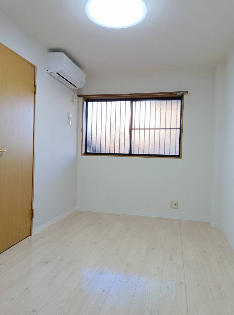 LDKにはもちろん寝室にもエアコンついてます♪新品