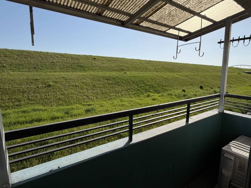 裏手には大和川の綺麗な景色！