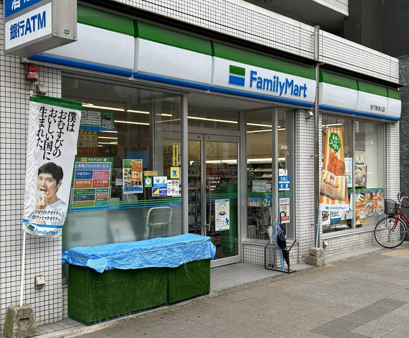 ファミリーマート地下鉄浄心店。道路の先にセブンイレブンも。