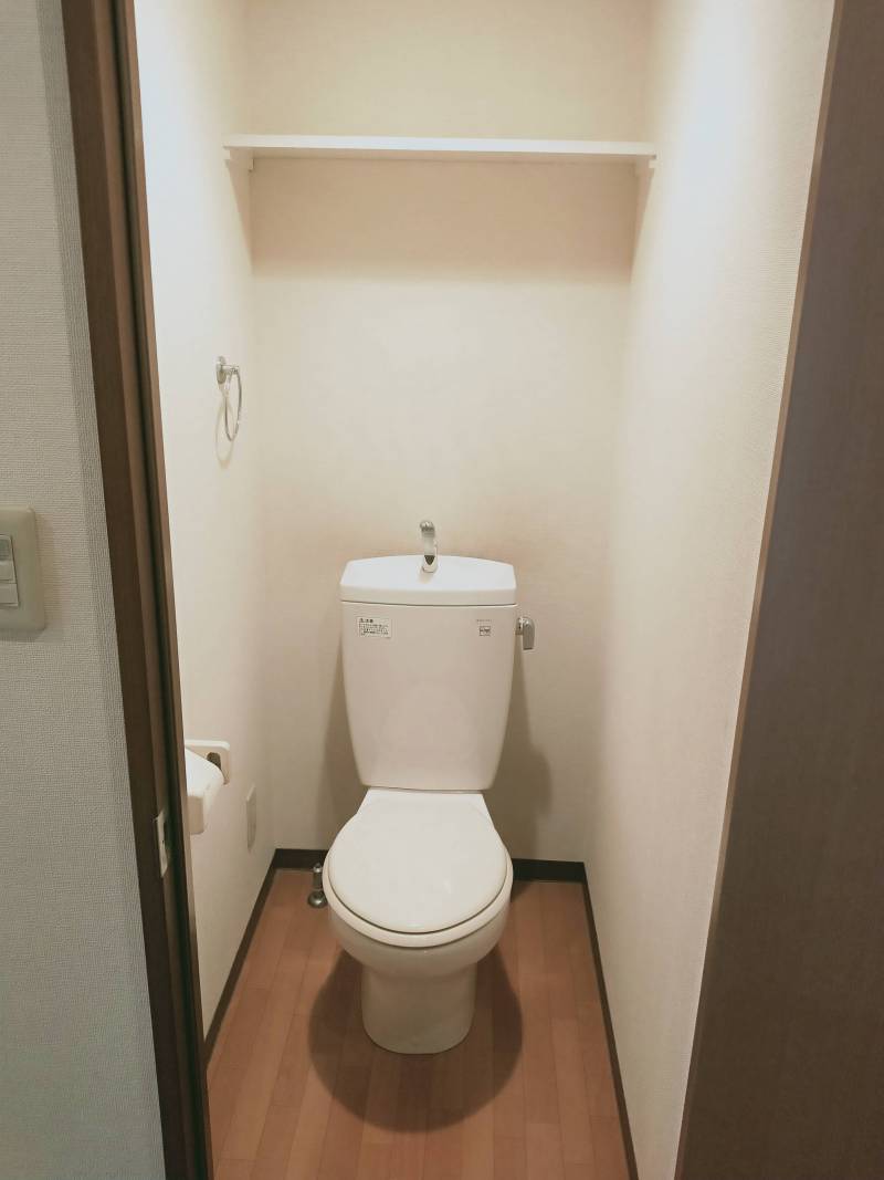 飾り棚も有り、充分な広さです。
洗浄機つきです。