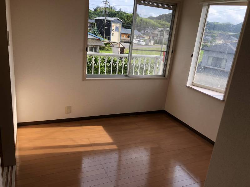 4.5畳部分です。窓が二方向からあるので日当たり良好です。