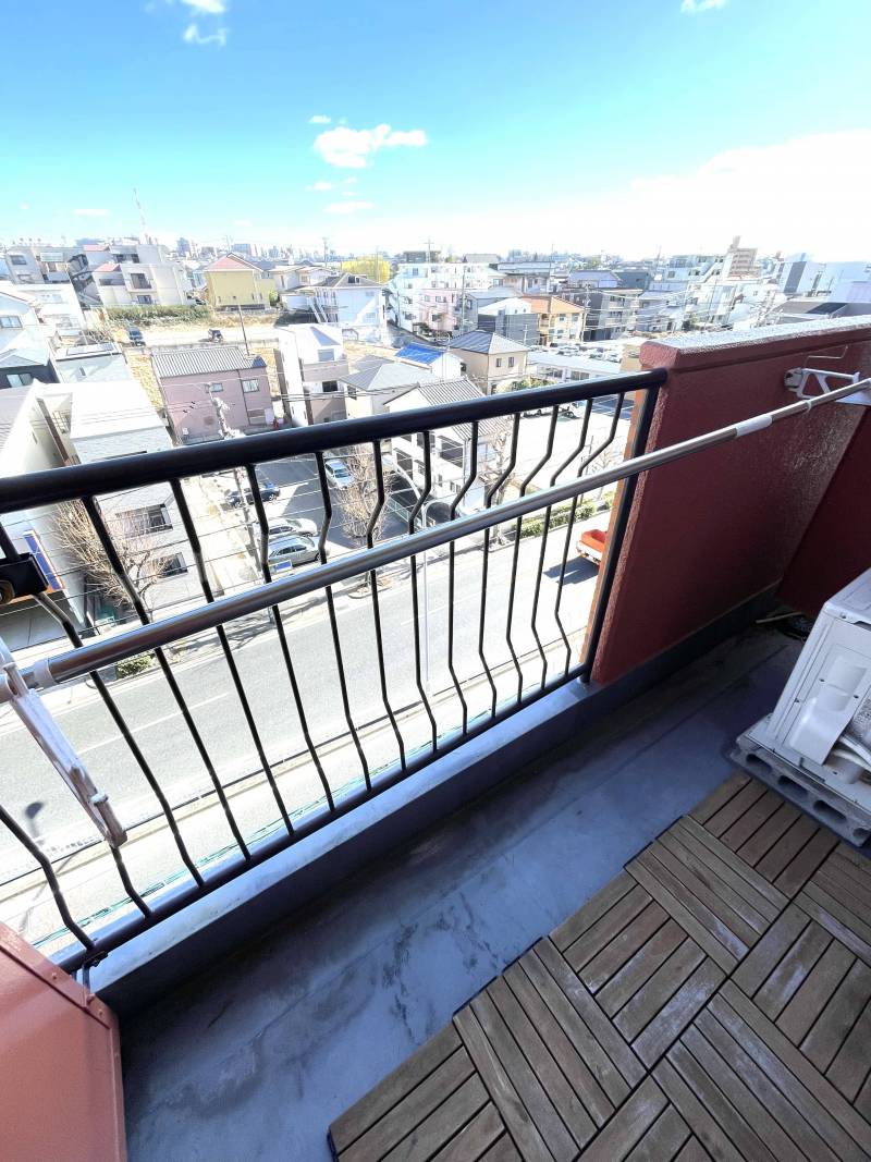 南東向きバルコニーで、建物が隣接しませんので開放感あります。