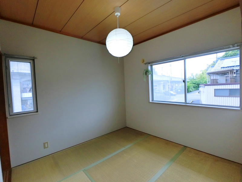二方向の窓でお部屋が明るいです！小窓はかわいい♪