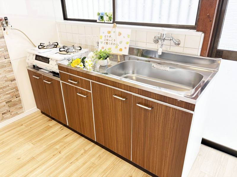 落ち着きのある色合いのキッチン！２口コンロも新品！