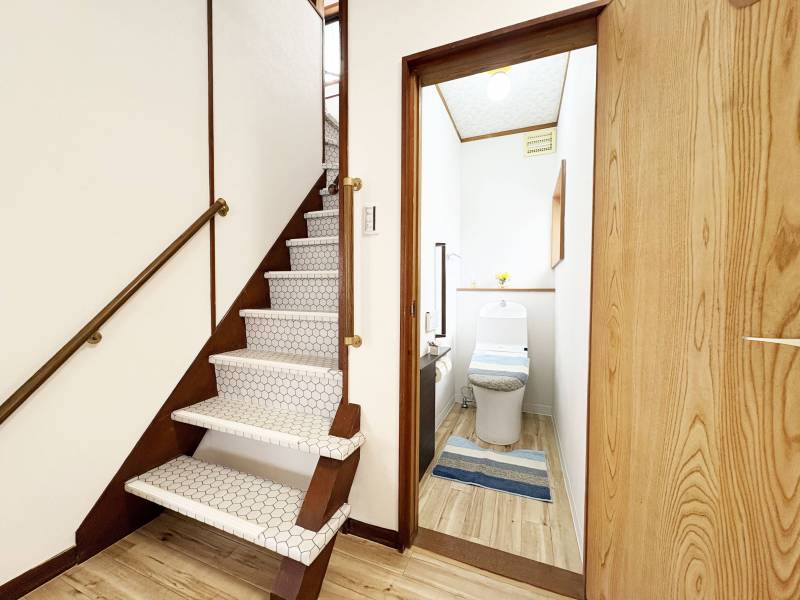 １階トイレはウォシュレット付き！便座の蓋が自動で上がります！