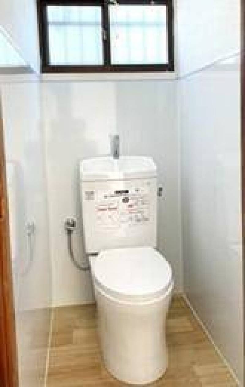 新品で明るいトイレです。換気扇も新品です。