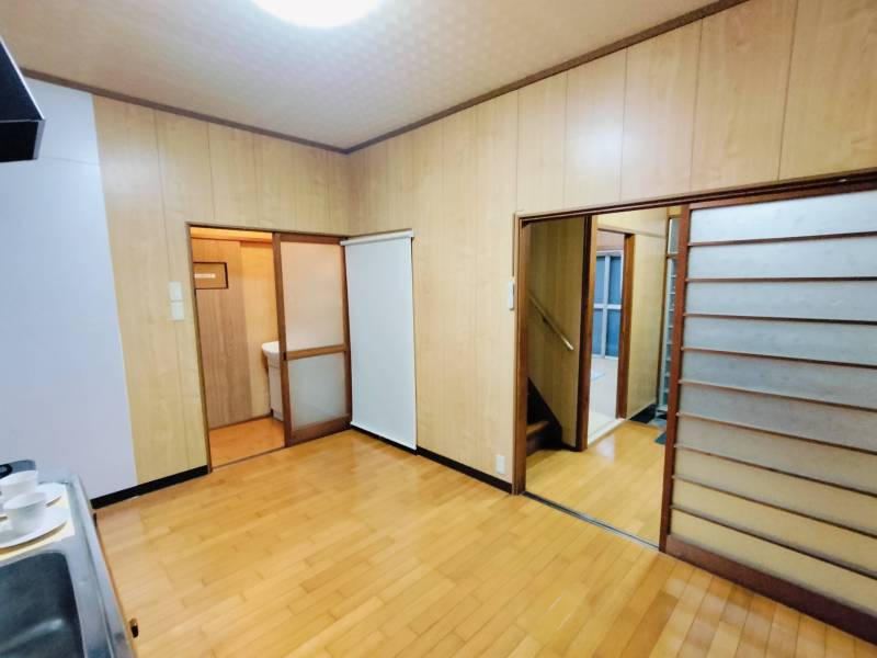 キッチンに洗濯機置き場を新設しました！（ロールカーテン）