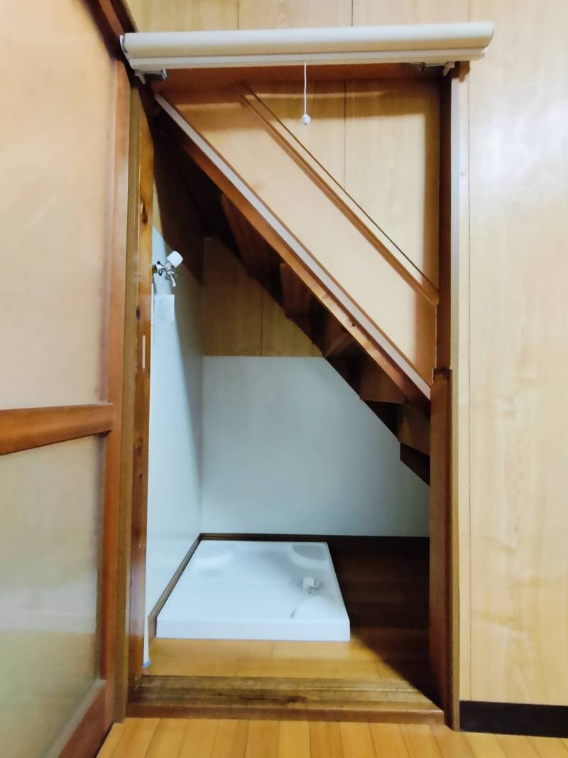 階段下に新設した洗濯機置き場。ロールカーテンで仕切れます♡